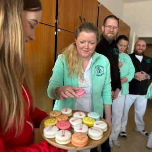 Dopolední kofein: nech si přivést kávu a makronky až do práce!