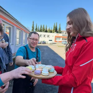 Dopolední kofein: nech si přivést kávu a makronky až do práce!