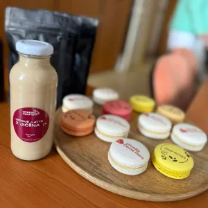 Dopolední kofein: nech si přivést kávu a makronky až do práce!