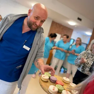 Dopolední kofein: nech si přivést kávu a makronky až do práce!