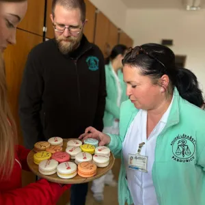 Dopolední kofein: nech si přivést kávu a makronky až do práce!