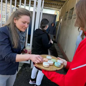 Dopolední kofein: nech si přivést kávu a makronky až do práce!