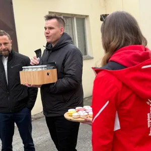 Dopolední kofein: nech si přivést kávu a makronky až do práce!