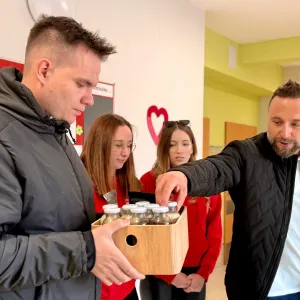 Dopolední kofein: nech si přivést kávu a makronky až do práce!