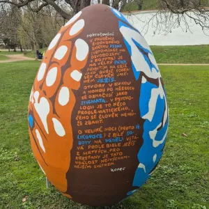 Tyršovy sady zdobí stovky kraslic, dělaly je děti z 16 základních škol