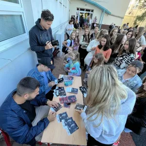 Hvězdou školy se stala malá Adélka. Pro svojí školu v Dobrušce zařídila koncert Sebastiana