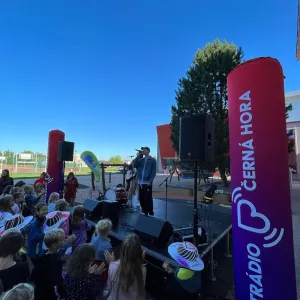 Hvězdou školy se stala malá Adélka. Pro svojí školu v Dobrušce zařídila koncert Sebastiana