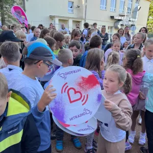 Hvězdou školy se stala malá Adélka. Pro svojí školu v Dobrušce zařídila koncert Sebastiana