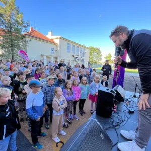 Hvězdou školy se stala malá Adélka. Pro svojí školu v Dobrušce zařídila koncert Sebastiana