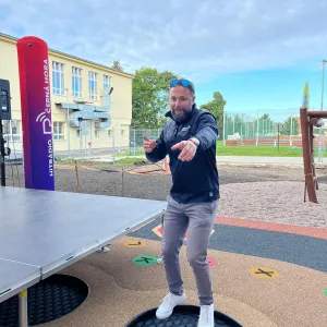 Hvězdou školy se stala malá Adélka. Pro svojí školu v Dobrušce zařídila koncert Sebastiana