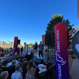 Hvězdou školy se stala malá Adélka. Pro svojí školu v Dobrušce zařídila koncert Sebastiana
