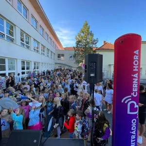 Hvězdou školy se stala malá Adélka. Pro svojí školu v Dobrušce zařídila koncert Sebastiana