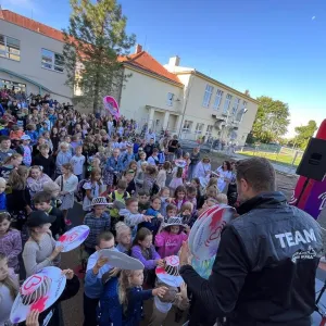 Hvězdou školy se stala malá Adélka. Pro svojí školu v Dobrušce zařídila koncert Sebastiana
