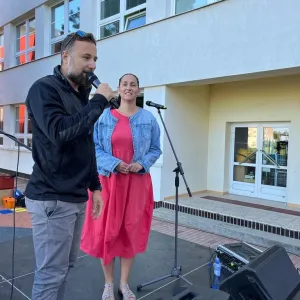 Hvězdou školy se stala malá Adélka. Pro svojí školu v Dobrušce zařídila koncert Sebastiana