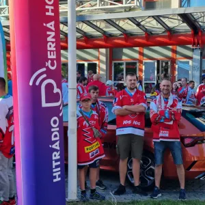 Pardubičtí hokejisté vkročili do extraligy vítězstvím. Padl návštěvnický rekord