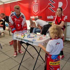 Pardubičtí hokejisté vkročili do extraligy vítězstvím. Padl návštěvnický rekord