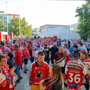 Pardubičtí hokejisté vkročili do extraligy vítězstvím. Padl návštěvnický rekord