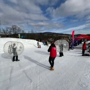 Zimní jízda s Hitrádiem Černá Hora. Skipasy, soutěže i mejdany přímo na sjezdovce
