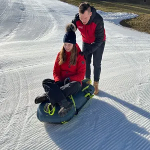 Zimní jízda s Hitrádiem Černá Hora. Skipasy, soutěže i mejdany přímo na sjezdovce