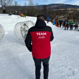 Zimní jízda s Hitrádiem Černá Hora. Skipasy, soutěže i mejdany přímo na sjezdovce