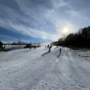 Zimní jízda s Hitrádiem Černá Hora. Skipasy, soutěže i mejdany přímo na sjezdovce