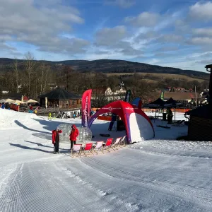 Zimní jízda s Hitrádiem Černá Hora. Skipasy, soutěže i mejdany přímo na sjezdovce