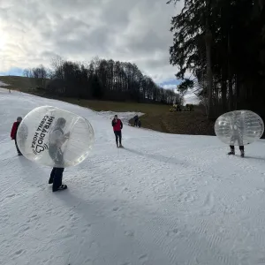 Zimní jízda s Hitrádiem Černá Hora. Skipasy, soutěže i mejdany přímo na sjezdovce