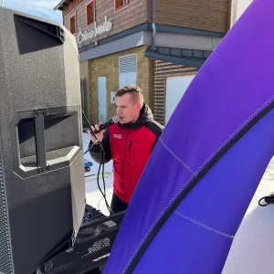 Zimní jízda s Hitrádiem Černá Hora. Skipasy, soutěže i mejdany přímo na sjezdovce