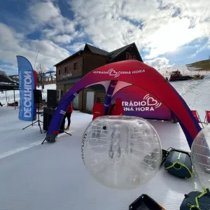 Zimní jízda s Hitrádiem Černá Hora. Skipasy, soutěže i mejdany přímo na sjezdovce