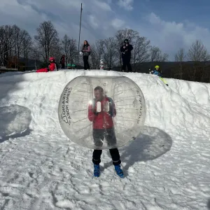 Zimní jízda s Hitrádiem Černá Hora. Skipasy, soutěže i mejdany přímo na sjezdovce