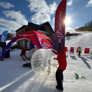 Zimní jízda s Hitrádiem Černá Hora. Skipasy, soutěže i mejdany přímo na sjezdovce