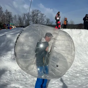 Zimní jízda s Hitrádiem Černá Hora. Skipasy, soutěže i mejdany přímo na sjezdovce