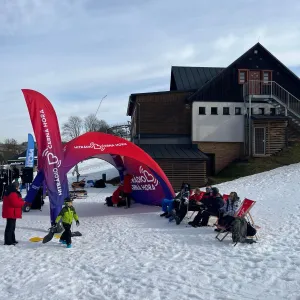 Zimní jízda s Hitrádiem Černá Hora. Skipasy, soutěže i mejdany přímo na sjezdovce