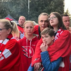 První čtvrtfinálové utkání extraligy vyhrály Pardubice. Rozhodlo se v prodloužení