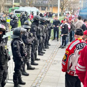První čtvrtfinálové utkání extraligy vyhrály Pardubice. Rozhodlo se v prodloužení