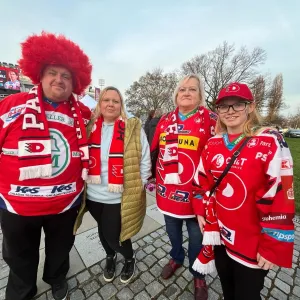 První čtvrtfinálové utkání extraligy vyhrály Pardubice. Rozhodlo se v prodloužení