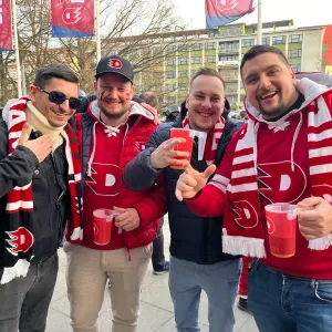 První čtvrtfinálové utkání extraligy vyhrály Pardubice. Rozhodlo se v prodloužení