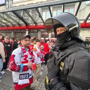 První čtvrtfinálové utkání extraligy vyhrály Pardubice. Rozhodlo se v prodloužení