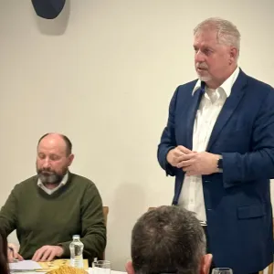 Poslanci Parlamentu ČR Petr Bendl a Ivan Adamec diskutovali o problémech v Krkonošském národním parku