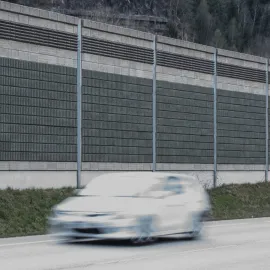 Dálnice D11 u Hradce Králové u čtvrti Plačice by měla dostat protihlukové stěny