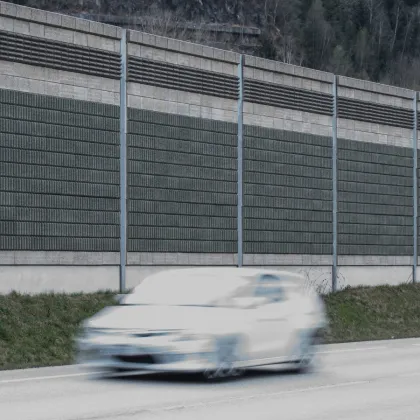 Dálnice D11 u Hradce Králové u čtvrti Plačice by měla dostat protihlukové stěny