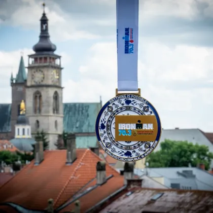 IRONMAN 70.3 Hradec Králové představil medaili pro rok 2026. Inspirací se stal tradiční cibulák