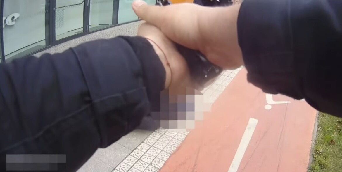 VIDEO: S nožem v Hradci Králové přepadl mladou dívku a muže