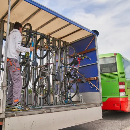 Do Krkonoš opět vyjedou cyklobusy. Fungují už 20 let