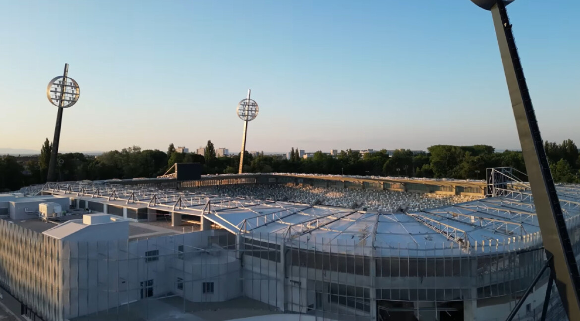 VIDEO: Jak vypadá rozestavěný fotbalový stadion v Hradci Králové