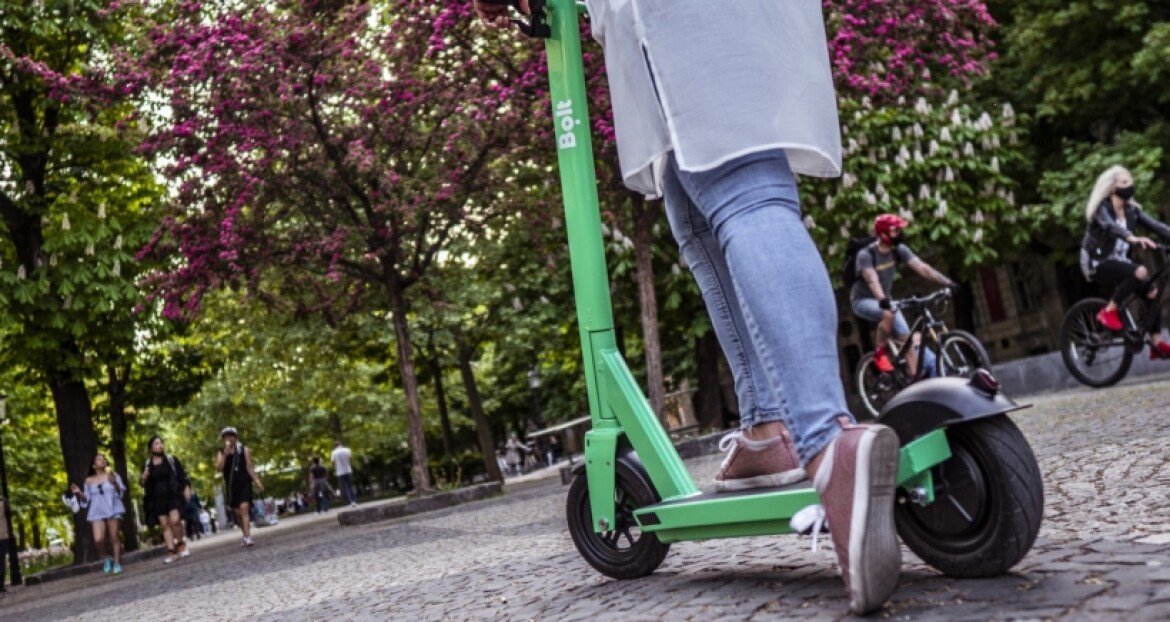 Sdílené elektrokoloběžky v Pardubicích zpomalí. Město zpřísňuje podmínky