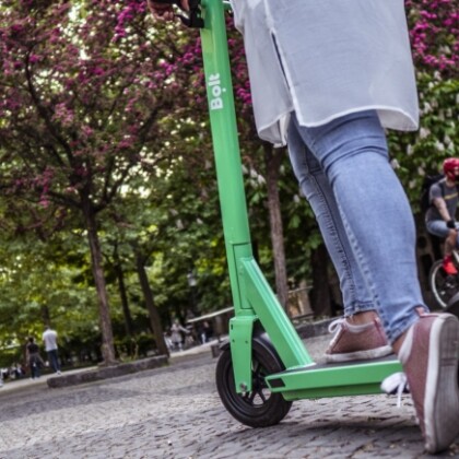 Sdílené elektrokoloběžky v Pardubicích zpomalí. Město zpřísňuje podmínky