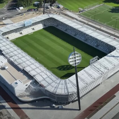 Trailer: POD LÍZÁTKY. Dokument o stavbě hradeckého stadionu bude mít premiéru v neděli