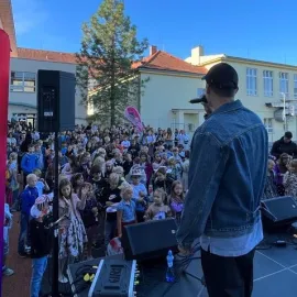 Hvězdou školy se stala malá Adélka. Pro svojí školu v Dobrušce zařídila koncert Sebastiana