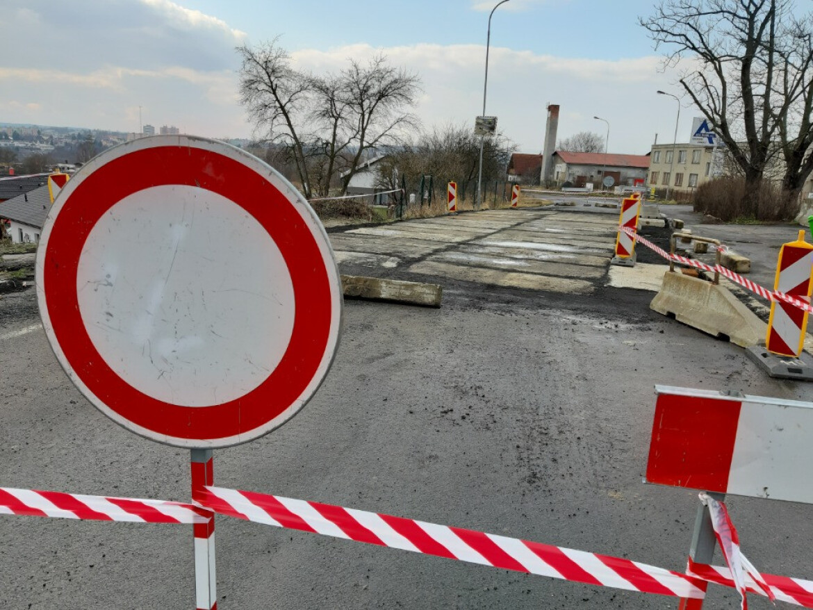 VIDEO: Přes Řečany se bude jezdit po mostním provizoriu